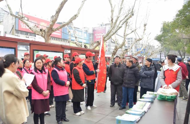 這些法，你需要知道！爭做文明先行者，共創(chuàng)九江文明城——九江市生態(tài)環(huán)境局聯(lián)合市婦聯(lián)、巾幗志愿者協(xié)會結合創(chuàng)文開展普法宣傳